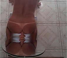 Sodomie devant son miroir avec son joli gode