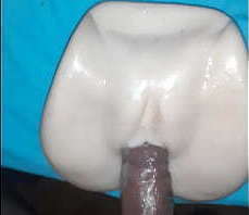 Se masturber et baiser son jouet