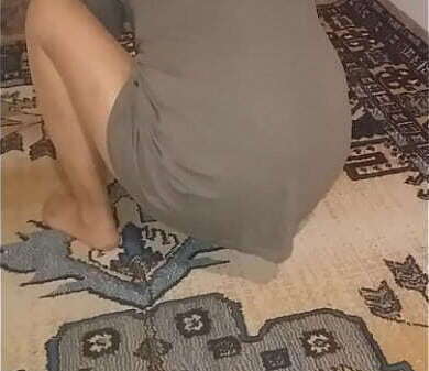 Olgun t&uuml_rk kadın seksi t&uuml_l &ccedil_orapla halı siliyor