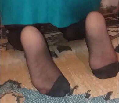 Olgun t&uuml_rk kadını k&uuml_lotlu &ccedil_orapla halı siliyor