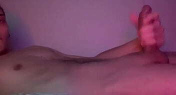 Cuando todos duermen, el colombiano Lucian Romeo escupe en su pecho y masturba su gran verga latina hasta correrse sobre su cuerpo para disfrutar de la leche en su boca y en su cara