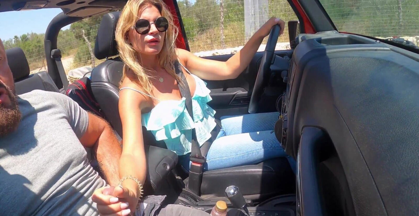 Shaved blonde Leidy Leon gives handjob rides