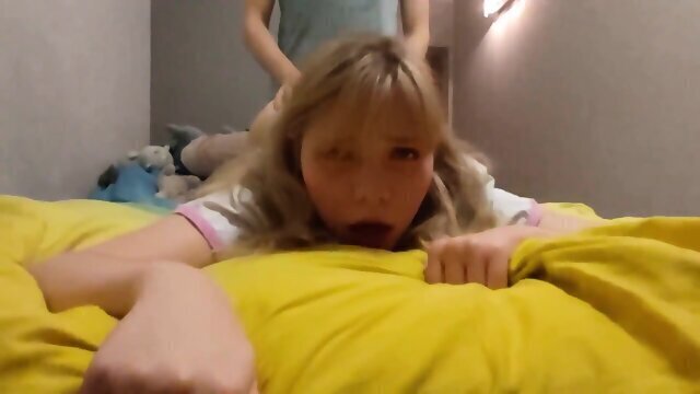 Deutsche Stiefschwester verwhnt ihren Stiefbruder