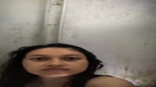 Ngintip Mandi Tante Cantik Istri Kades