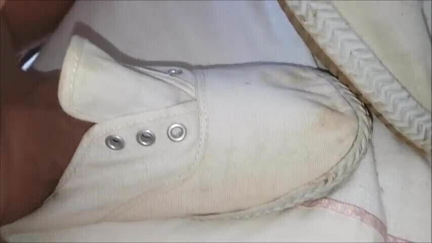 Smelly tomy takkies load