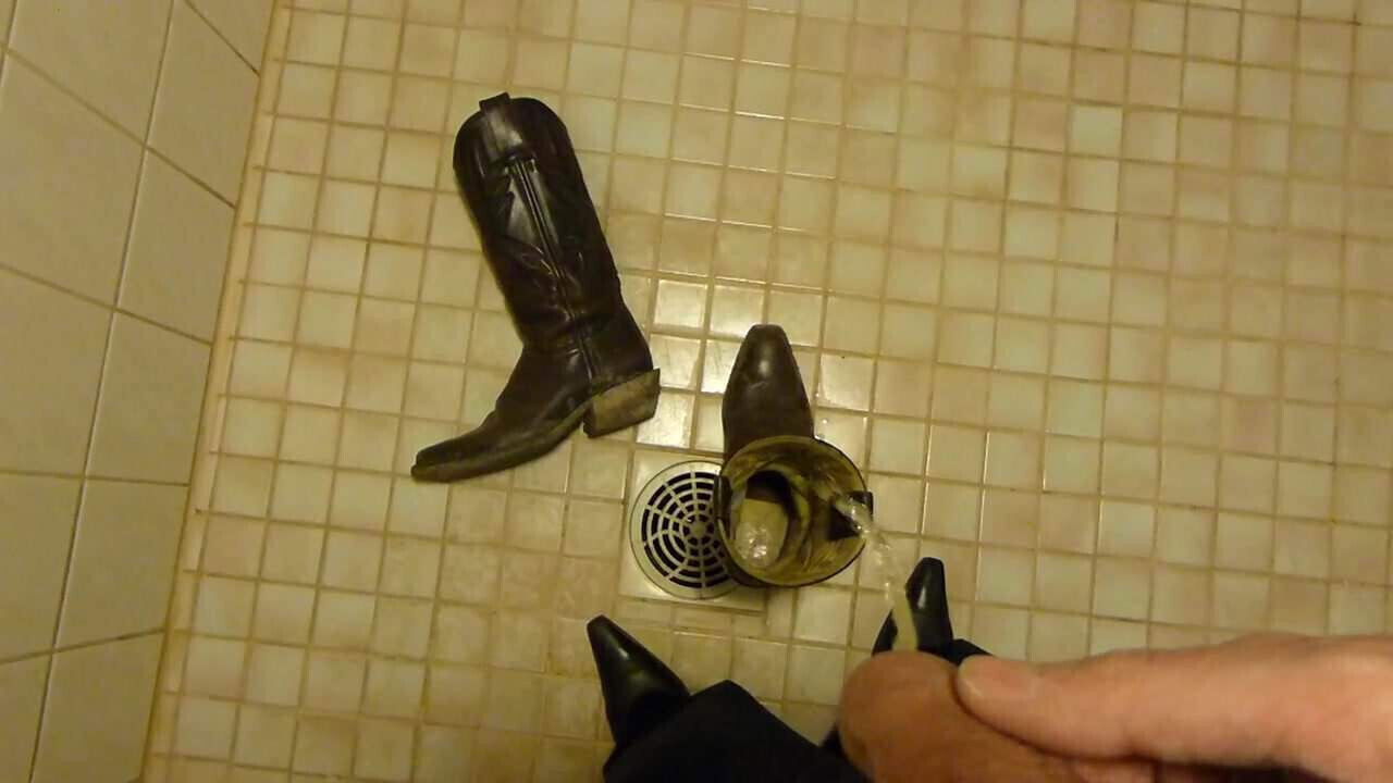 Piss wifes cowboy boots