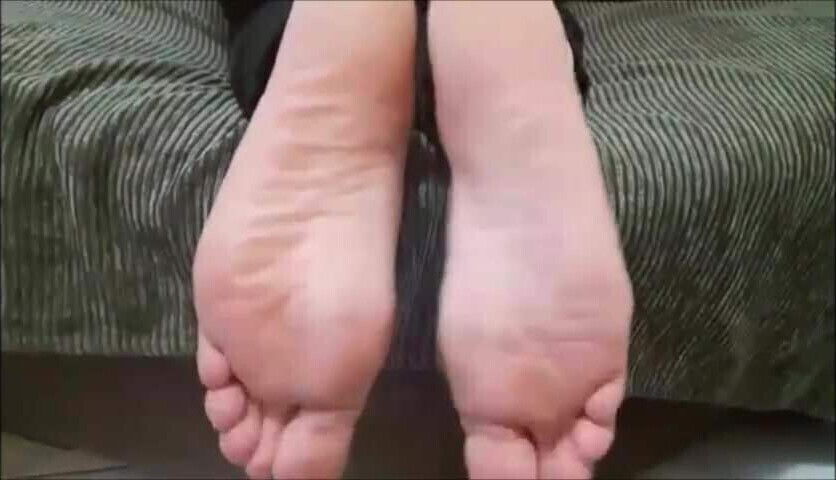 Vaso moves her sexy (size 39) feet