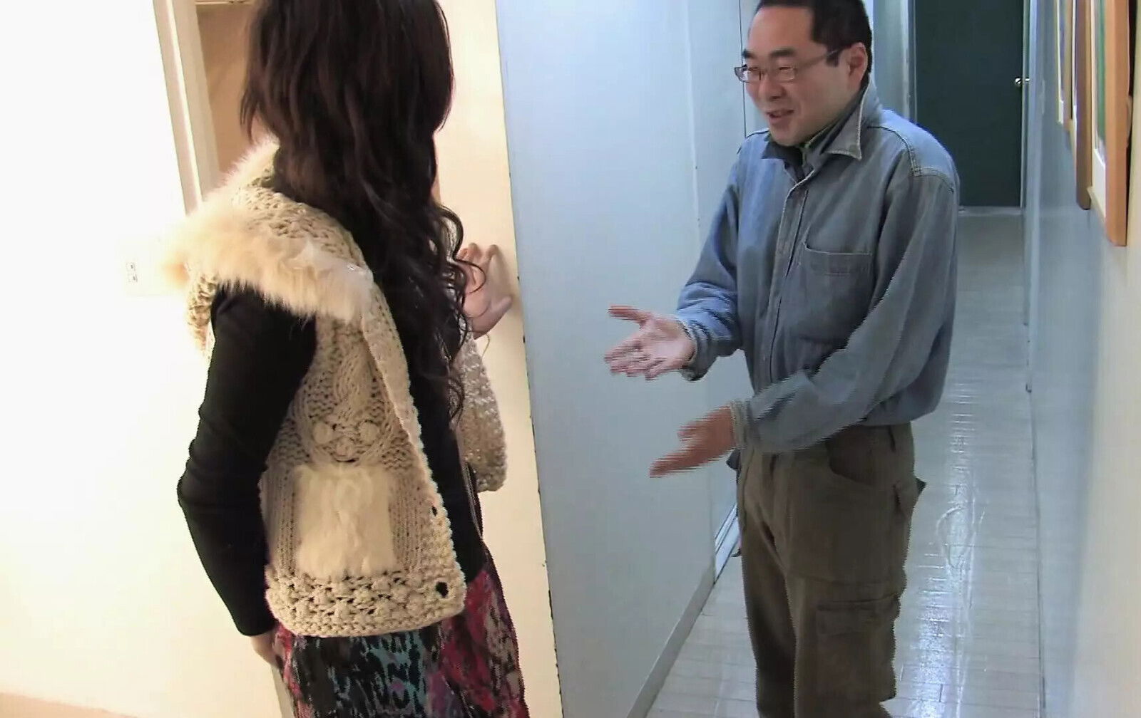 JAPANESE SEXY GETS MASSIVE DILDO INTO PUSSY BEFORE