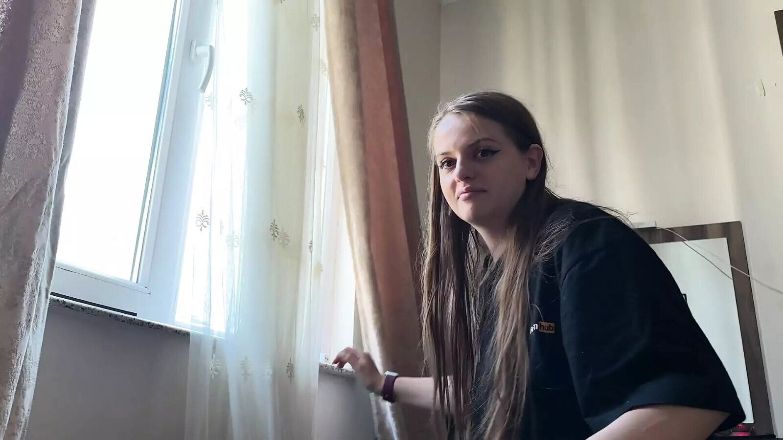 FRIEND OUTSIDE DOOR WHILE GIRLFRIEND SUCKED