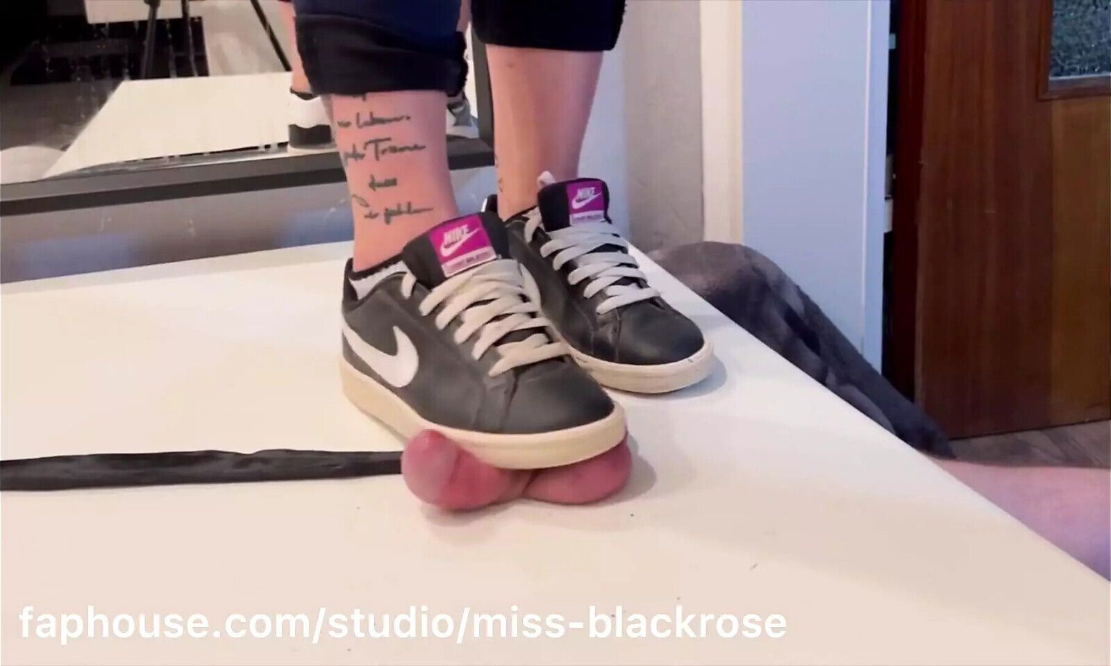 Sneaker Barefoot Crush Trample