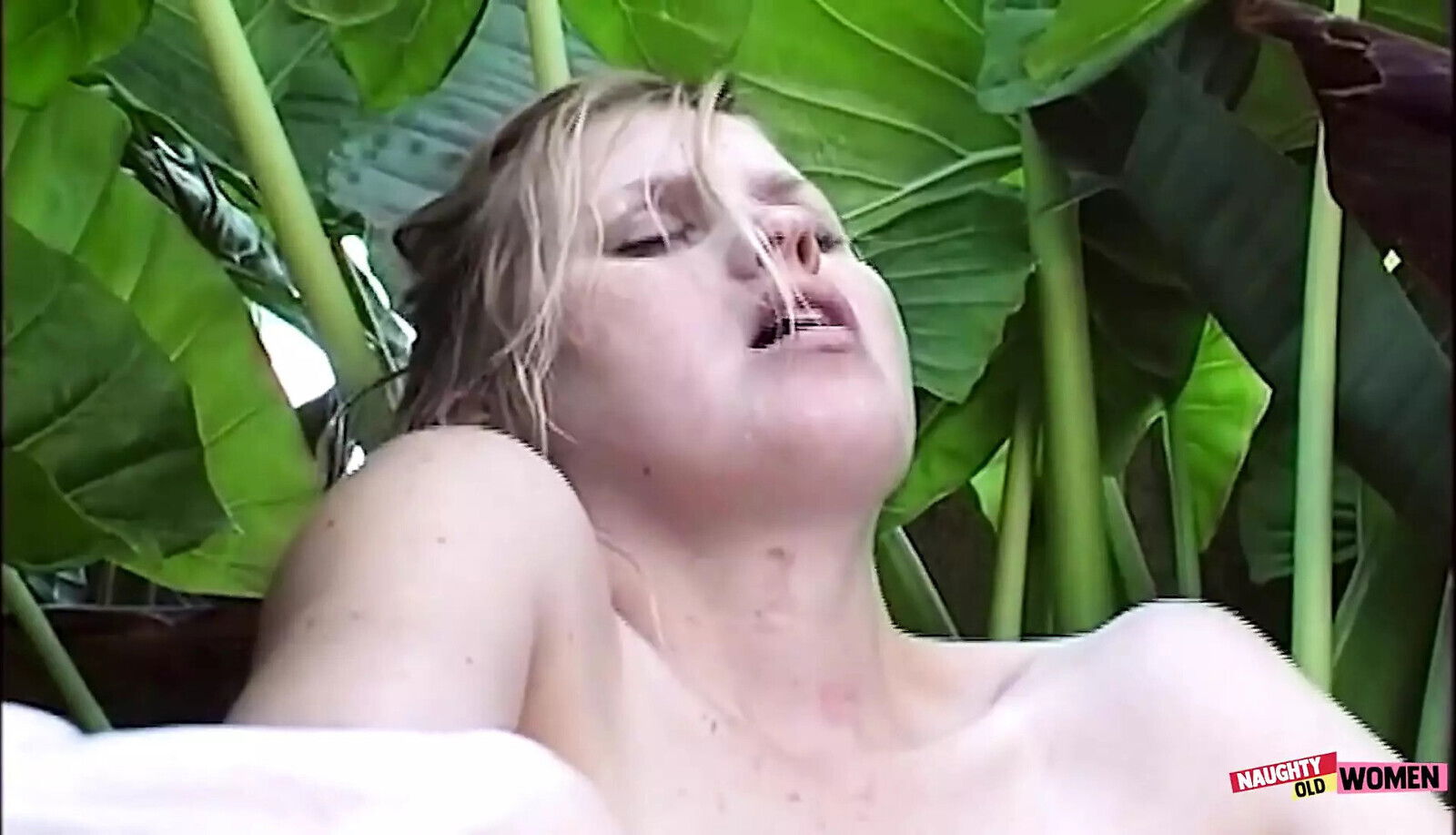 After Some Snatch Licks Lesbian Kisses Tub, They Deal