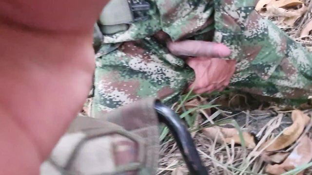 Cachondo soldado latino eyacula todo semen bosque polla dura como roble