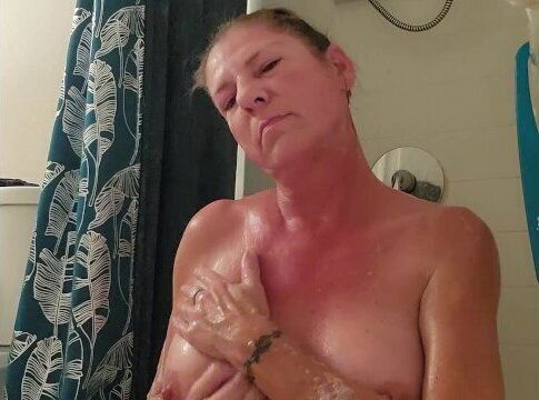 American Milf Bathtub Real Talk Dildo Fuck Squirt