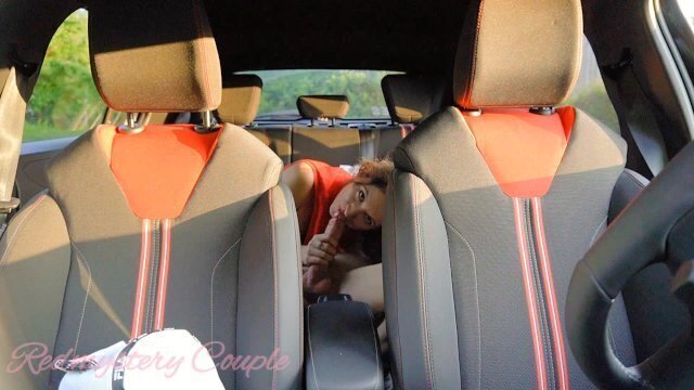 Amatorska para Polski pieprzy publicznie aucie