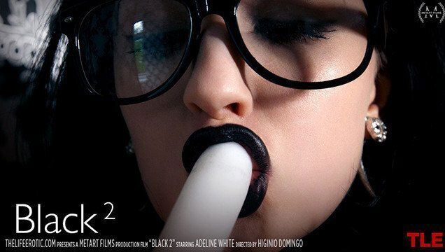 Watch this cute goth girl pussy with candles