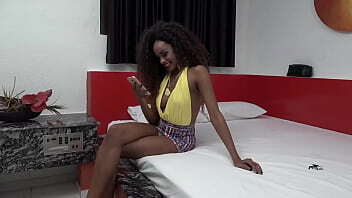 Indyara Dourado camisinha primeira cena carreira