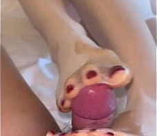 美艳少妇护士装白丝套JJ足交榨精 白丝撕破洞肉棒塞进丝袜里 脚底摩擦龟头足交 全部射进丝袜里