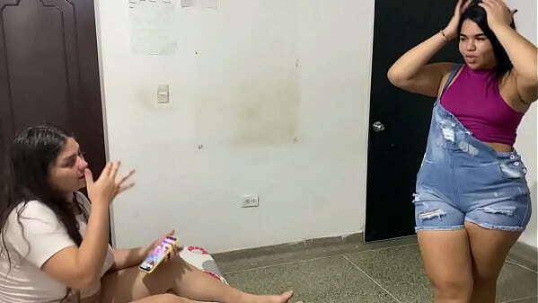 mientras descansaba cu&ntilde_ada Julieth mete habitaci&oacute_n para chuparme tetas meterme consolador co&ntilde_o