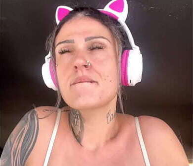 Fiquei tanto tesao academia tirei peitos fora