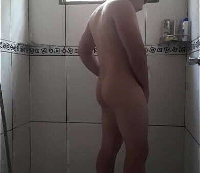 Mulherengo Gostoso mostrando banho rotineiro