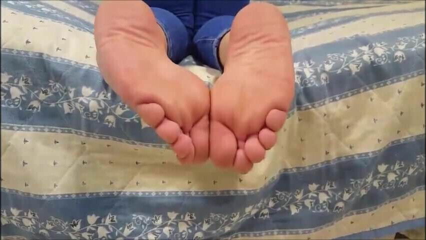 Chara moves her sexy (size 36) feet