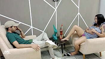 cachonda hermanastra seduce para muestre gran polla, chupa termino lamiendole jugoso co&ntilde_o.