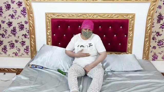 British Muslim Mature Women Orgasm with Dildo