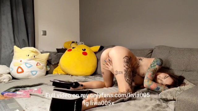 Livia przyłapana zabawie dildo kamerce. może wytrzymać obciąga głęboko swojemu Panu