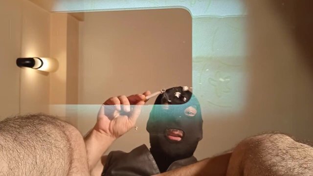 Humillación extrema. Escupir, cenicero humano, pies.