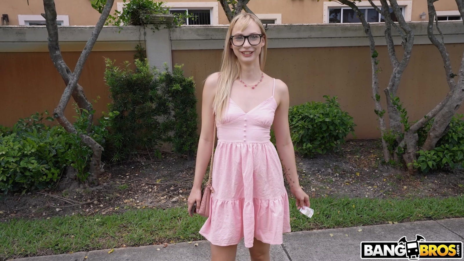 Amateur blondie Stella Chiyoki takes cash fucked