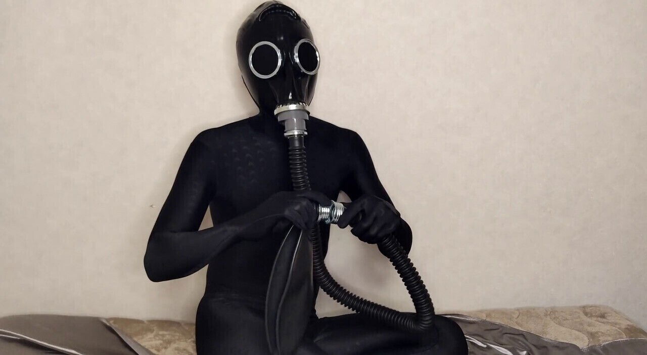 Gasmask, zentai, breathplay