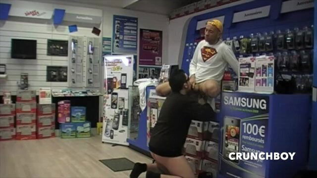 drague vendeur telephone dans magaein suce bite