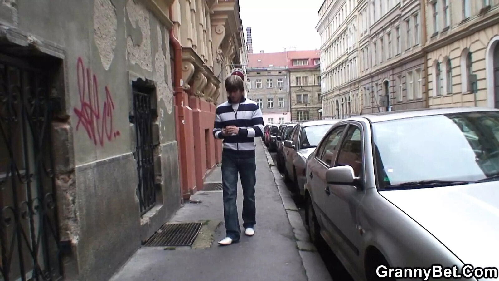 seduces mature cock-riding