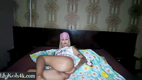 Blue curvy Asian teen fucked herself tight after passion posing