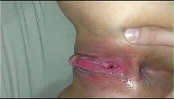 LE ROMPO LA RICA VAGINA A MI VECINA SE MASTURBA LA CHICA