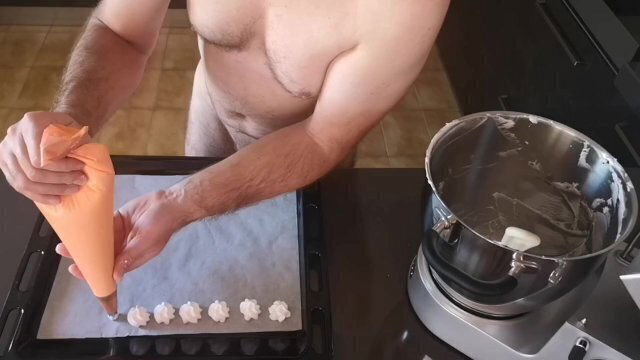 Cicci77 dopo aver fatto sborrare Pedro raggiungere grammi sperma prepara super lotto