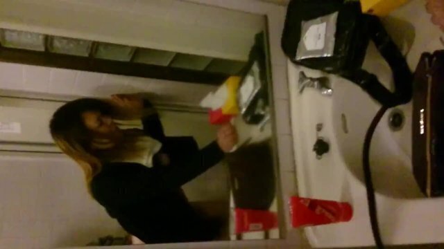 少し前に話題になった公衆トイレでエッチしちゃいました(≧▽≦)