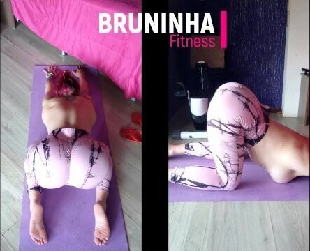 Brasileira fazendo yoga legging socadinha rabo