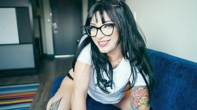 Filled Pretty Goth Girl Squirter