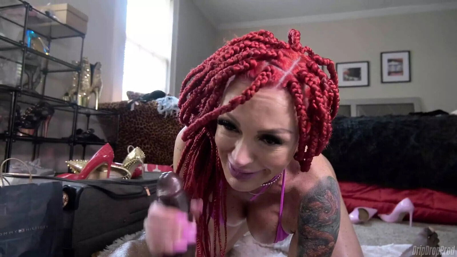 Dripdrop: Milf bucket keeps sucking