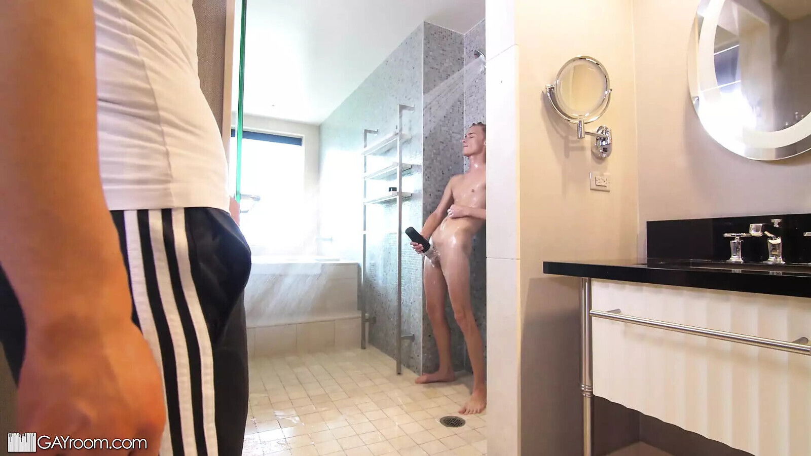 ShowerBait Hunks Fuck Shower