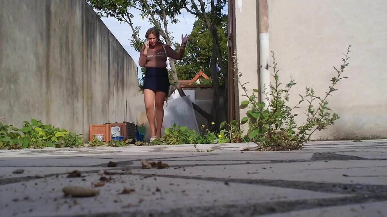 Nadejda play crush ants