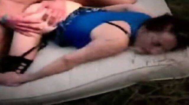 Reife Frau wird einer Gruppe Mnner Freien gefickt