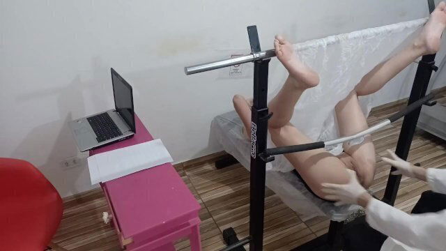 Novinha abriu para ginecologista safadao.