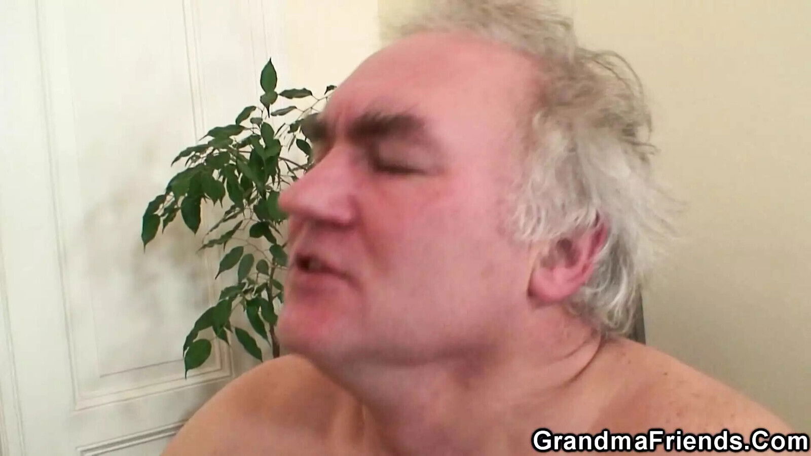 Blonde granny pussy playing before threesome