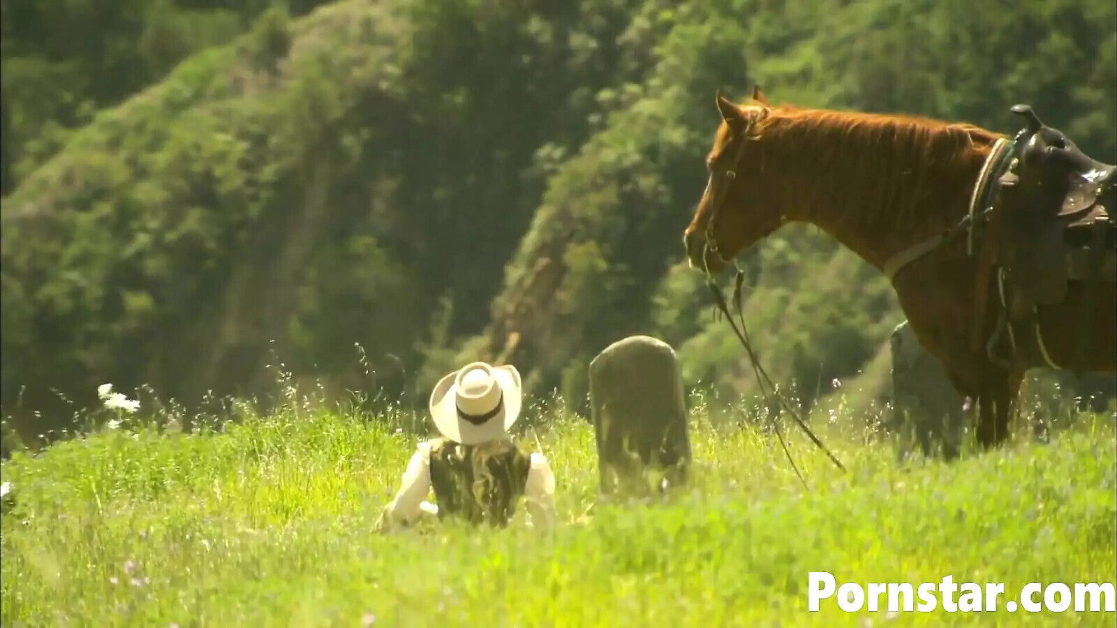 Sexy Hottie Brooke Balentyne Enjoys Outdoor