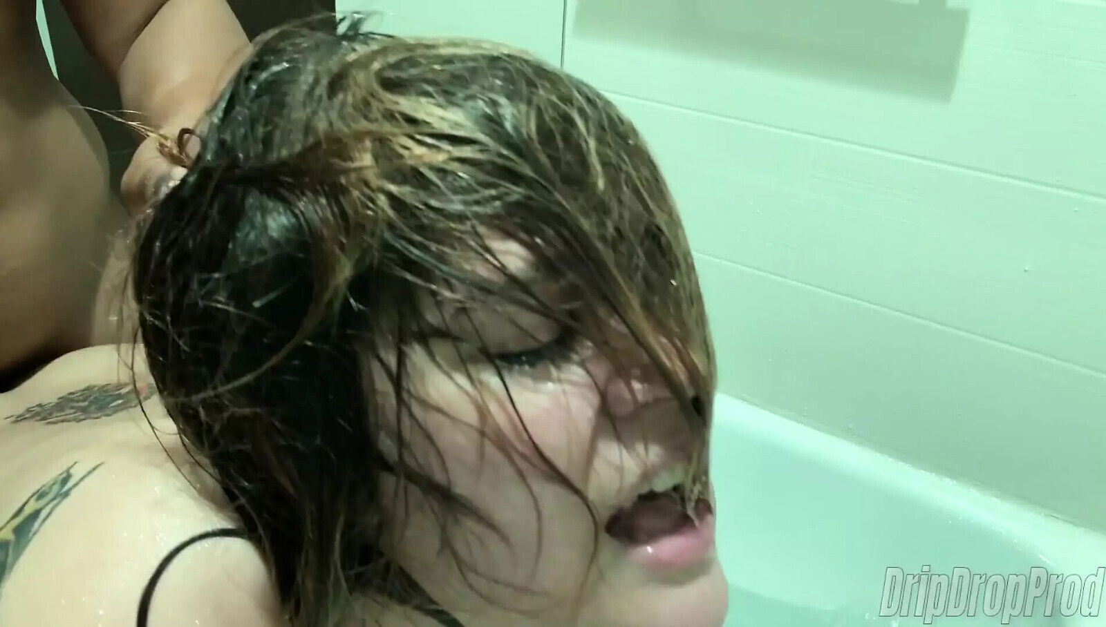 DRIPDROP: JNasty fucks Roxoff till squirts!!