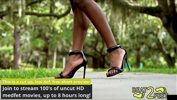 Giggles'_ Feet Struts Pair Heels Park Beat2FeetCom