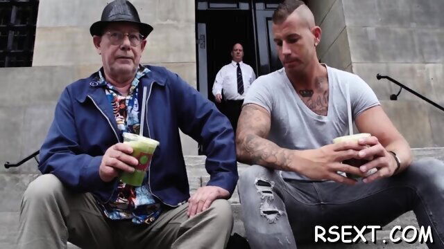 Blonde Ivy's love tunnel rules world