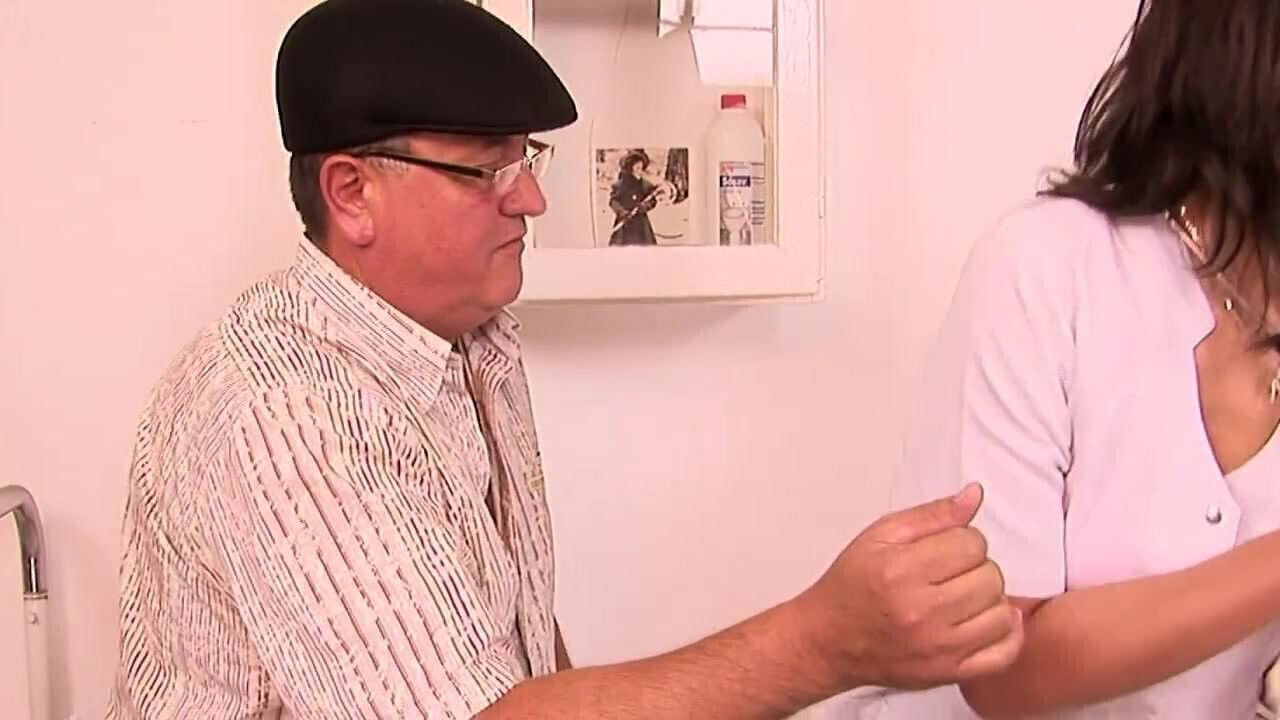 YOUNG GIRL SUCKS CHUBBY